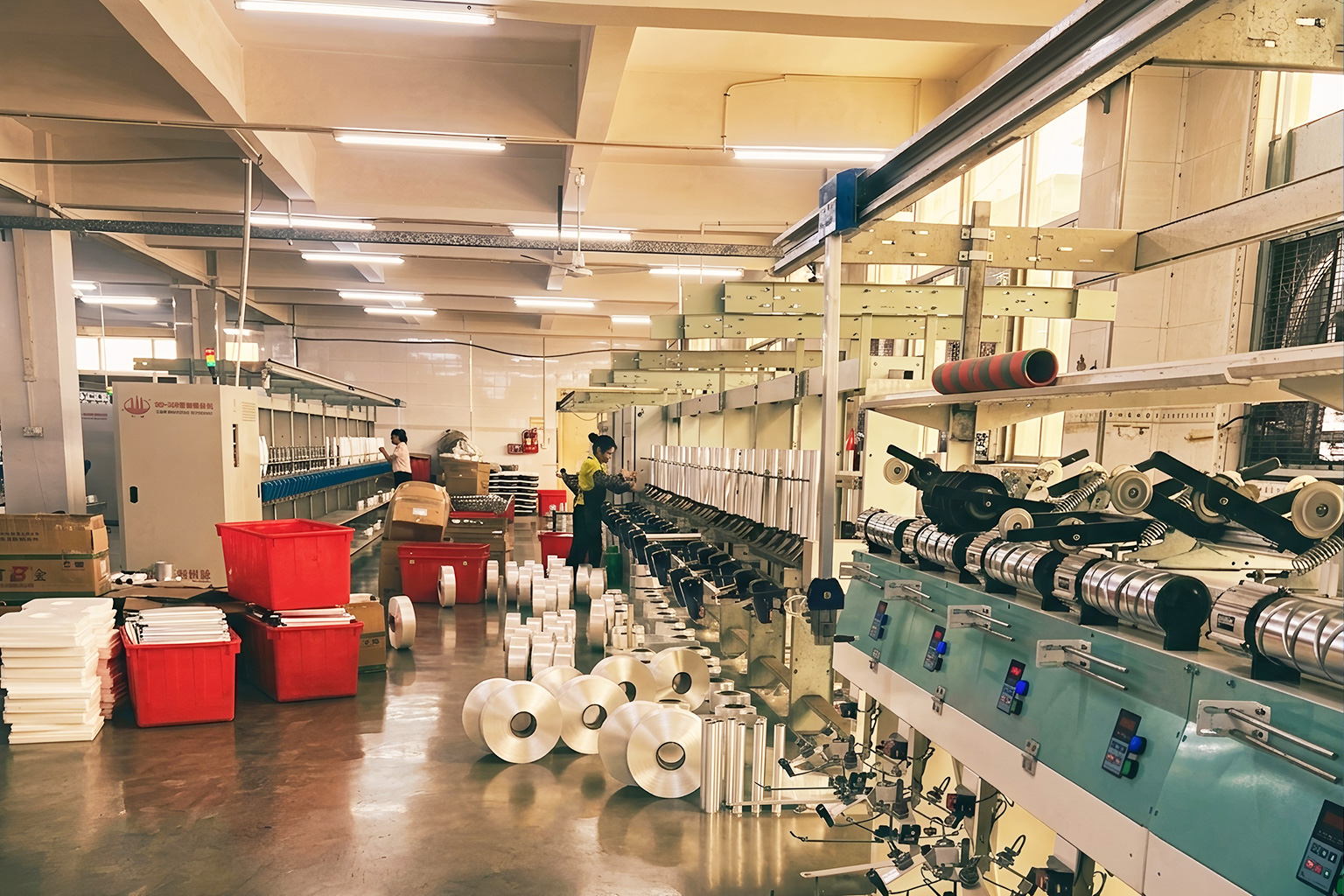 Hehui factory production floor with twisting machines
